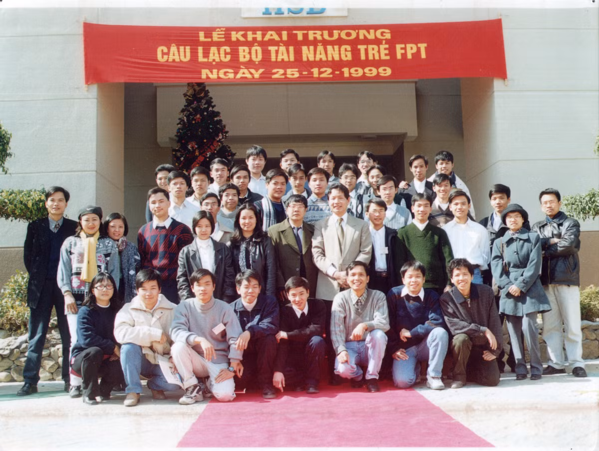 Tốt nghiệp đại học, Nguyễn Quang Dũng tiếp tục theo học trường Georgia Institute of Technology tại Mỹ. Kết thúc chương trình học tại ngôi trường đào tạo kỹ thuật hàng đầu nước Mỹ này, anh đã được Google nhận vào làm việc. Hiện tại, Dũng là đồng sáng lập, Giám đốc của Minh Việt Hitech, tác giả của Garagames - một cổng chơi game online đang dần lớn mạnh hơn.