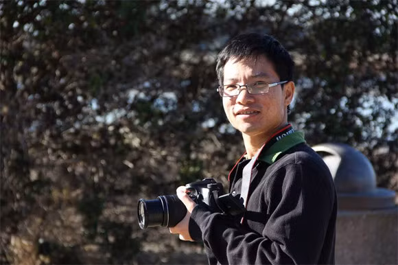 Lê Viết Quốc, sinh năm 1982 tốt nghiệp trường chuyên Quốc học Huế. Anh từng theo học tại trường Đại học Quốc gia Australia, sau đó thực hiện nghiên cứu sinh Tiến sĩ tại Đại học Stanford về trí tuệ nhân tạo. Khi đang là nghiên cứu sinh tại Đại học Stanford, Viết Quốc đã vạch ra chiến lược để làm phần mềm tự động học hỏi, điều này đã khiến Google chú ý đến anh và quyết định tuyển dụng.