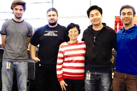 Nguyễn Thành Nhân (đứng thứ 2 từ phải sang) là cựu học sinh lớp chuyên Toán - Tin, Đại học Sư phạm Hà Nội. Năm 2008, sau khi tốt nghiệp Đại học Simon Fraser, Canada, giành được nhiều giải thưởng về khoa học công nghệ, Thành Nhân đã có thời gian thực tập ở Google. Sau khi thực tập, Thành Nhân nhận được thư thuyết phục ở lại làm việc của Google, nhưng anh đã từ chối và quyết định chọn đầu quân cho một công ty công nghệ cao ở Bắc Mỹ.