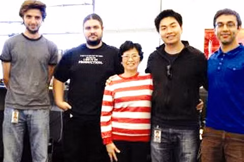 Nguyễn Thành Nhân (đứng thứ 2 từ phải sang) là cựu học sinh lớp chuyên Toán - Tin, Đại học Sư phạm Hà Nội. Năm 2008, sau khi tốt nghiệp Đại học Simon Fraser, Canada, giành được nhiều giải thưởng về khoa học công nghệ, Thành Nhân đã có thời gian thực tập ở Google. Sau khi thực tập, Thành Nhân nhận được thư thuyết phục ở lại làm việc của Google, nhưng anh đã từ chối và quyết định chọn đầu quân cho một công ty công nghệ cao ở Bắc Mỹ.