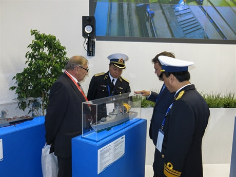 Tuy nhiên, trái với kỳ vọng, IMDS năm nay không xuất hiện nhiều mẫu thiết kế tàu chiến mới, thay vào đó, các hãng đóng tàu Nga chủ yếu tập trung vào việc cải tiến và nâng cấp các sản phẩm của họ. Trong ảnh là phái đoàn Hải quân Việt Nam đang "khám phá" thiết kế của mô hình tàu tuần tra chống ngầm cỡ nhỏ Project 1124M.