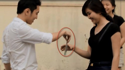 Clip " thả tiền hôn gái" của một chàng trai có nickname Quang Bek tuần qua tạo nên nhiều làn sóng tranh cãi lớn trên mạng. Với các "mánh khóe" của mình, Quang Bek đã có được nụ hôn của rất nhiều cô gái trong một số clip của anh chàng. Để từ đó Quang Bek này trở thành nhân vật gây tò mò với dân mạng.