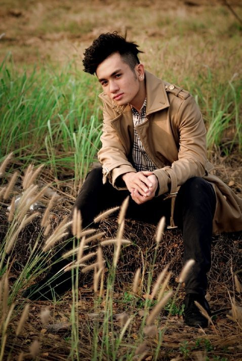 C.D là một chàng trai trẻ đang được cư dân mạng Việt Nam quan tâm bởi loạt hình trước và sau phẫu thuật thẩm mỹ. Trên trang cá nhân của mình, C.D cũng công khai những hình ảnh ở thời điểm trước đây và hiện tại. Dễ dàng nhận thấy, gương mặt của C.D có khá nhiều thay đổi so với thời điểm chưa đụng “dao kéo”. Cộng thêm kiểu tóc và make-up, trang phục khi lên hình, nhiều người cho rằng anh chàng đã thật sự “lột xác”. Tuy nhiên, có khá nhiều những bình luận trái chiều nhau về loạt hình này.