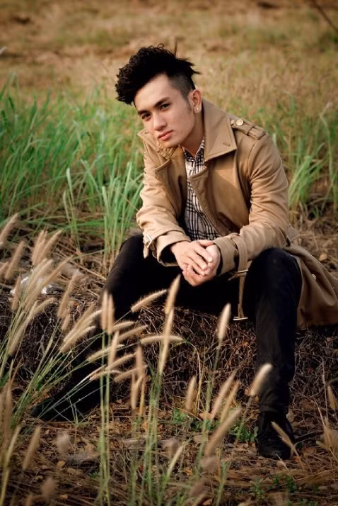 C.D là một chàng trai trẻ đang được cư dân mạng Việt Nam quan tâm bởi loạt hình trước và sau phẫu thuật thẩm mỹ. Trên trang cá nhân của mình, C.D cũng công khai những hình ảnh ở thời điểm trước đây và hiện tại. Dễ dàng nhận thấy, gương mặt của C.D có khá nhiều thay đổi so với thời điểm chưa đụng “dao kéo”. Cộng thêm kiểu tóc và make-up, trang phục khi lên hình, nhiều người cho rằng anh chàng đã thật sự “lột xác”. Tuy nhiên, có khá nhiều những bình luận trái chiều nhau về loạt hình này.