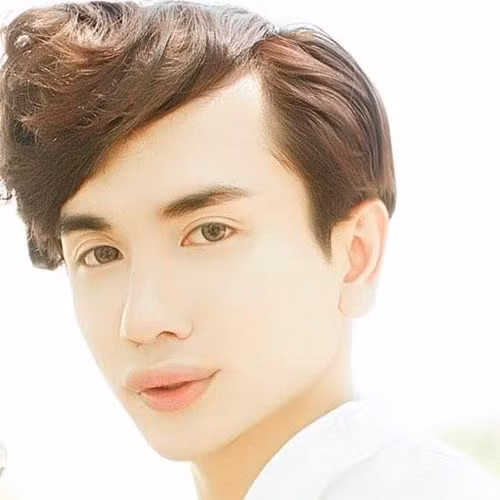 Rất nhiều ý kiến cho rằng thật sự C.D đã gặp thất bại khi nhờ vả dao kéo bởi thay vì một gương mặt ưa nhìn, dễ tạo thiện cảm trước đây, khuôn mặt sau dao kéo của anh chàng sinh năm 1989 này khá cứng, thậm chí còn có một số đường nét được cho là đã bị “lỗi” do phẫu thuật thẩm mỹ.