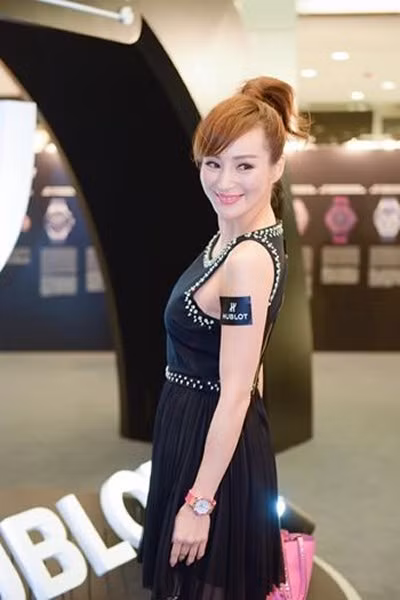 Chia sẻ về quá trình sản xuất sách ảnh, Candy Law cho biết cô đã phải mang theo đến 80 đôi giày và 15 va li quần áo.