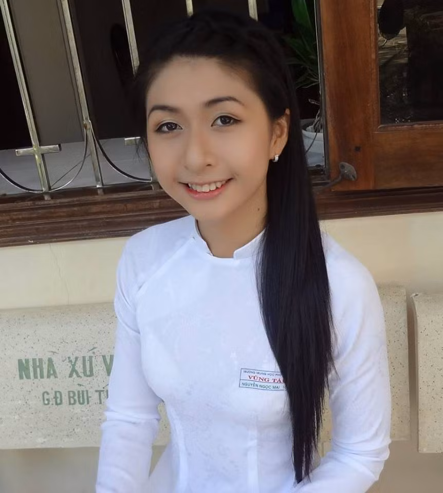 Cô gái xinh đẹp trong ảnh là Nguyễn Ngọc Mai, sinh năm 1997, hiện là học sinh trường THPT Vũng Tàu. Ngắm nhìn Ngọc Mai, ít ai ngờ cô bạn lại là một kiều nữ Vovinam giỏi võ, một vận động viên có nhiều thành tích ấn tượng.