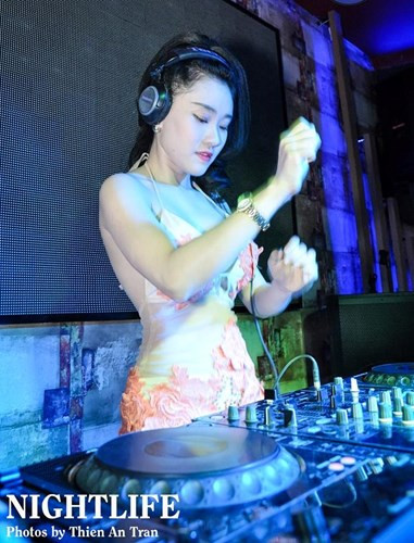 Theo tìm hiểu, cô gái bikini bí ẩn tên thật là Lê Thị Ngọc Lan, sinh năm 1995, là người gốc Hà Nội nhưng hiện đang làm DJ và sinh sống ở TP HCM. Bức ảnh của Ngọc Lan gây chú ý trên mạng được chụp tại Singapore, trong một chuyến công tác, du lịch mới đây.