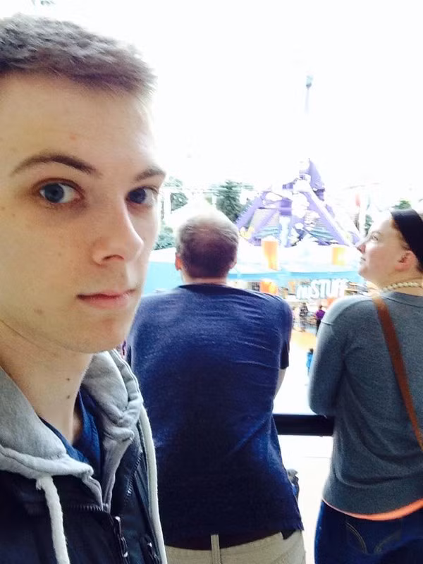 Theo dõi nhiều bức ảnh, dân mạng phát hiện có một vài cặp đôi xuất hiện lặp lại. Từ đó cho rằng phải chăng anh chàng vô duyên này đang đóng vai trò cầu nối, là người chứng kiến tình yêu của các cặp đôi có quan hệ bạn bè với anh.