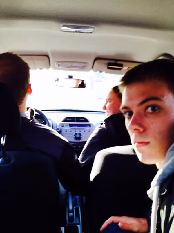 Chàng FA sẵn sàng đi theo các cặp đôi ở mọi nơi, từ trên phố, đến trung tâm mua sắm, vào trong xe ô tô… thậm chí đến cả đám cưới của họ. Quá khó hiểu nhưng dân mạng cũng phán đoán chắc chắn đằng sau loạt này vẫn còn tồn tại một ý nghĩa nào đó mà chàng trai trẻ muốn gửi gắm.