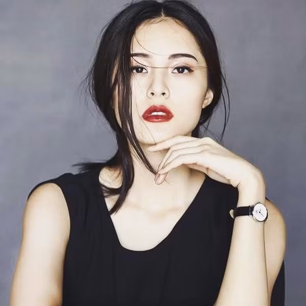 Từ trước khi đi du học, Hạ Vi đã hoạt động rất tích cực trong vai trò một người mẫu ảnh. Cô nàng thường xuyên xuất hiện trong các cuốn look book lung linh với nhiều concept đa dạng. Tuy nhiên Hạ Vi vẫn trông nổi bật, hấp dẫn nhất trong phong cách hiện đại và sang trọng.