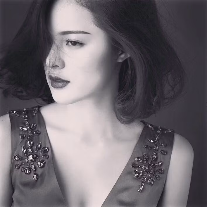 Các fan, những người yêu quý và theo dõi Hạ Vi trên mạng vì mê mẩn vẻ quyến rũ của cô nàng nên luôn hy vọng được thấy cô hot girl Hải Phòng xuất hiện trong nhiều vai trò, lĩnh vực khác nhiều hơn là chỉ là dừng chân ở công việc người mẫu ảnh.