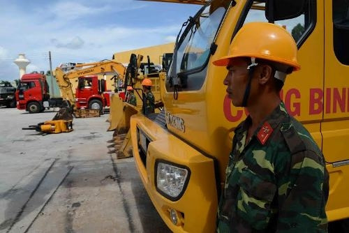 Đội hình phương tiện cơ giới Lữ đoàn Công binh 25 tìm kiếm cứu nạn ứng cứu sập đổ công trình.