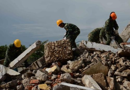 Tìm kiếm nạn nhân trong các đống đổ nát.