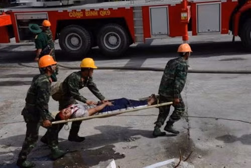 Đưa nạn nhân về trạm quân y dã chiến.