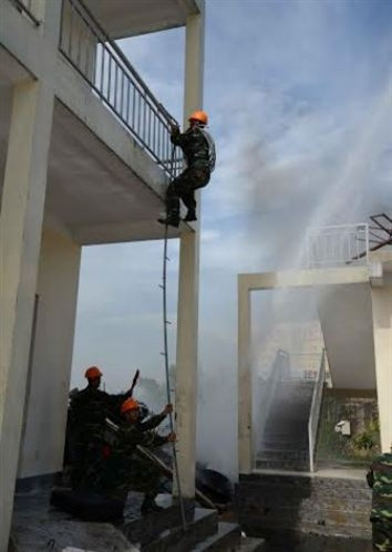 Sử dụng thang cứu nạn tự chế tiếp cận tầng cao.