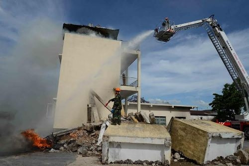 Phun nước tập trung dập tắt đám cháy.