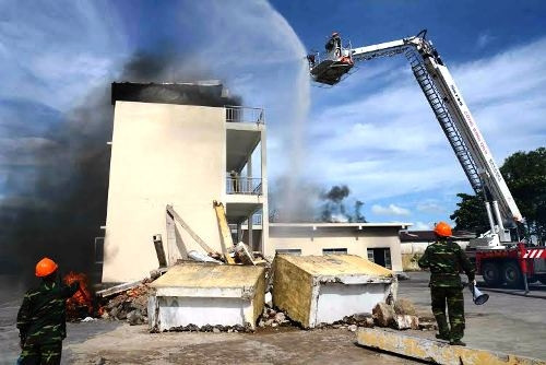 Xe thang cứu hỏa bơm nước làm mát hiện trường.