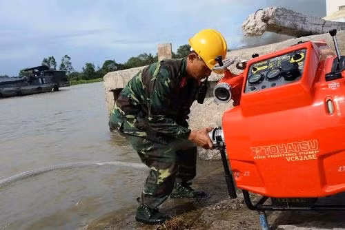 Sử dụng bơm nước cao áp.
