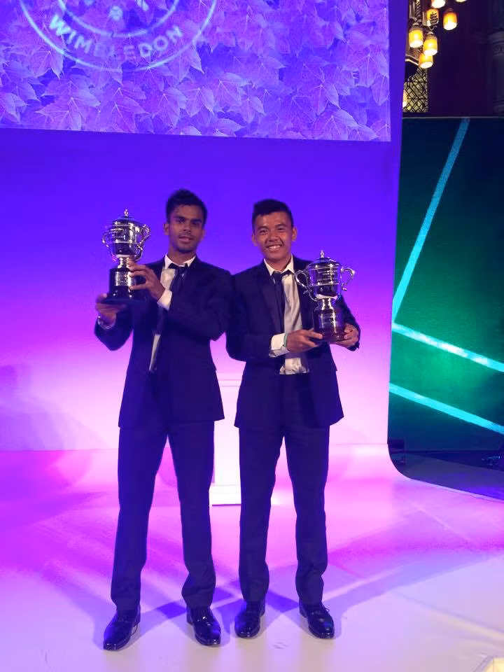 Khoảnh khắc Lý Hoàng Nam chia vui, cùng giơ cao chiếc cúp vô địch cùng người người đánh cặp Sumit Nagal (Ấn Độ). Trước khi bước vào trận chung kết đôi nam đêm qua, Hoàng Nam và người đánh cặp của mình bị đánh giá yếu hơn đối thủ về thể hình và kinh nghiệm thi đấu quốc tế. Tuy nhiên với phong độ cao và nỗ lực của cả hai người, Lý Hoàng Nam và Nagal đã xuất sắc giành chiến thắng sau loạt set giằng co về điểm số.