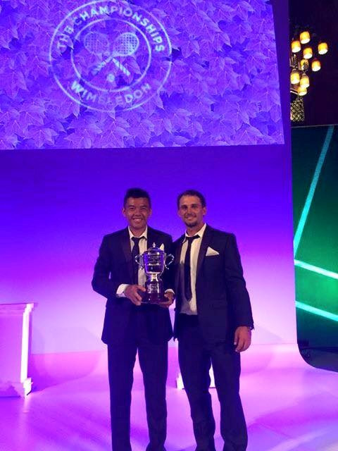 Ảnh Lý Hoàng Nam chụp cùng HLV Christian Brydniak người Thụy Điển. Dù hai thầy trò mới hợp tác với nhau được hơn một năm nhưng họ đã có khá nhiều thành công đáng tự hào. Chính Christian Brydniak là người giúp Hoàng Nam nhận ra và khắc phục những điểm yếu của mình, đưa tay vợt trẻ đi tập luyện ở nước ngoài... vì vậy Hoàng Nam rất kính trọng, yêu quý và muốn chia sẻ khoảnh khắc đăng quang của mình với người thầy.