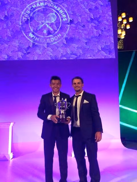 Ảnh Lý Hoàng Nam chụp cùng HLV Christian Brydniak người Thụy Điển. Dù hai thầy trò mới hợp tác với nhau được hơn một năm nhưng họ đã có khá nhiều thành công đáng tự hào. Chính Christian Brydniak là người giúp Hoàng Nam nhận ra và khắc phục những điểm yếu của mình, đưa tay vợt trẻ đi tập luyện ở nước ngoài... vì vậy Hoàng Nam rất kính trọng, yêu quý và muốn chia sẻ khoảnh khắc đăng quang của mình với người thầy.