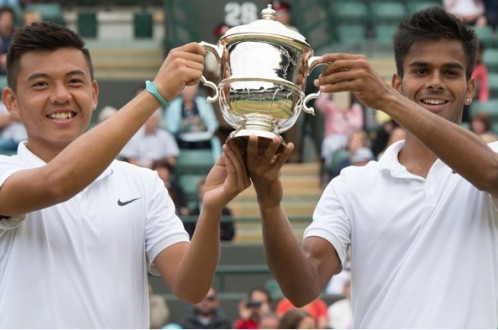 Trong trận chung kết đôi nam Wimbledon trẻ 2015, cặp đôi hạt giống số 8 là Lý Hoàng Nam và Nagal (Ấn Độ) đã xuất sắc đánh bại cặp hạt giống số 4 là Reilly Opelka (Mỹ) và Akira Santillan (Nhật Bản) với tỷ số 2-0 để lên ngôi vô địch. Đây là thông tin không thể vui hơn đối với fan hâm mộ nước nhà, những người theo dõi và yêu quý Lý Hoàng Nam từ lâu. Ảnh: ITF.