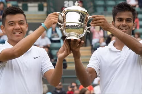 Trong trận chung kết đôi nam Wimbledon trẻ 2015, cặp đôi hạt giống số 8 là Lý Hoàng Nam và Nagal (Ấn Độ) đã xuất sắc đánh bại cặp hạt giống số 4 là Reilly Opelka (Mỹ) và Akira Santillan (Nhật Bản) với tỷ số 2-0 để lên ngôi vô địch. Đây là thông tin không thể vui hơn đối với fan hâm mộ nước nhà, những người theo dõi và yêu quý Lý Hoàng Nam từ lâu. Ảnh: ITF.