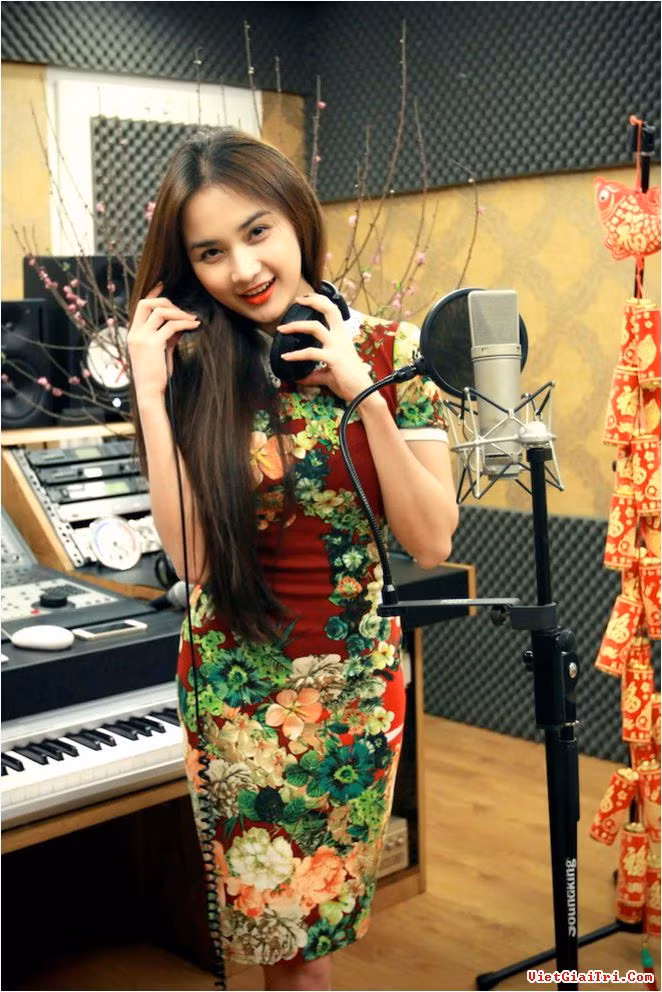 Không chỉ gây sức hút bằng khả năng chơi nhạc, nhan sắc bên bàn mix, Windy Quyên còn có một thứ "vũ khí" khác dễ đốn gục nhiều fan đó là giọng hát đầy sức truyền cảm và ma mị của mình.