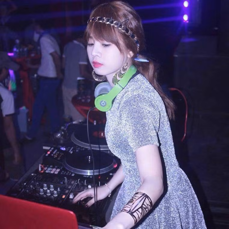 "Quan điểm của em khi theo nghề DJ là nghề này không nhất thiết phải ăn mặc hở hang, chơi bời hay xăm trổ. Em nghĩ để thay đổi được cách nghĩ, định kiến vốn có của mọi người về DJ thì một vài bạn DJ trẻ phải dám làm khác đi, thoát ra khỏi lối mòn và thể hiện bản thân chủ yếu bằng âm nhạc".