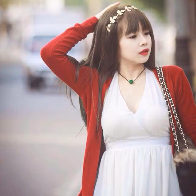 Hiện tại, Tiểu My vừa làm DJ vừa tiếp tục chương trình học ở trường Cao đẳng múa Việt Nam. Nói về bản thân, nữ DJ 9X tự nhận tính cách mình có hơi trẻ con và "không được gì chỉ được mỗi cái hay cười".