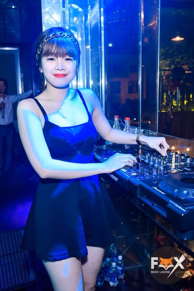 "Đến với nghề như một cái duyên bất ngờ, là một người phải 'lội ngược dòng', em nghĩ mình phải làm thật tốt điều mà mình vẫn muốn khẳng định lâu nay và làm sao để mọi người tiếp nhận nó dễ dàng hơn", nữ DJ trẻ tuổi chia sẻ quan điểm khá sâu sắc của mình về công việc mà cô đang theo đuổi.