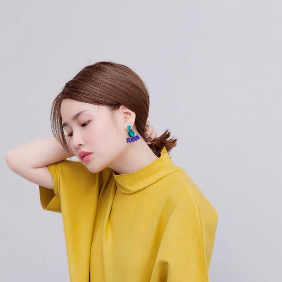 Louis Hà được các bạn trẻ đánh giá cao ở khả năng lựa chọn và phối đồ đẹp mắt, sáng tạo. Trong nhiều shot ảnh, cô bạn trông chẳng khác nào một người mẫu chuyên nghiệp với trang phục ấn tượng và cả cách tạo dáng cực "chất".