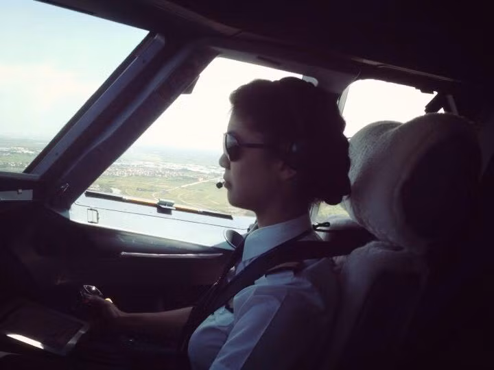 Đông Phương xuất hiện trong số chương trình Cuộc sống thường ngày với nhan đề "Khi phái nữ chinh phục bầu trời". Nữ phi công xinh đẹp, trẻ tuổi với nhiều câu chuyện thú vị về bản thân ngành nghề, công việc hiện tại khiến rất nhiều khán giả thích thú và thể hiện sự mến mộ, nể phục.