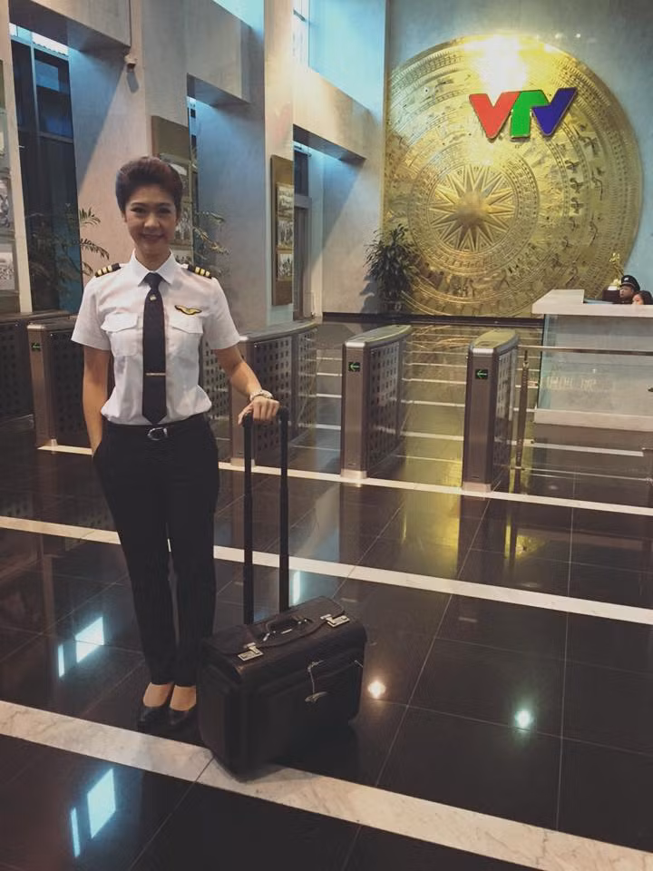 Ngoài những câu chuyện liên quan đến chuyên môn, Đông Phương cũng tâm sự rằng khi theo đuổi công việc của một nữ phi công, cô đã phải chấp nhận hi sinh nhiều thời gian cho gia đình. Điều khó khăn nhất với một nữ phi công, theo Đông Phương ngoài vấn đề chuyên môn ra thì đó là việc cân bằng giữa công việc và cuộc sống.