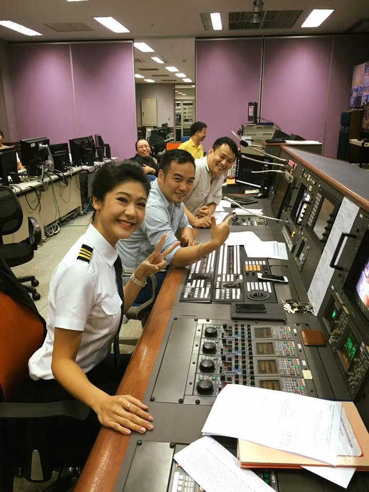 Thời gian đầu đi tập huấn để trở thành phi công, Đông Phương gặp khá nhiều khó khăn khi gia đình không có ai làm trong ngành hàng không hay có kinh nghiệm liên quan quan đến ngành nghề này. Bản thân lại là con gái, nên cũng có lúc cô gái sinh năm 1987 cảm thấy phải chịu nhiều áp lực, chán nản trên trên con đường theo đuổi ngành nghề vốn được coi là "chỉ dành cho đàn ông" này.