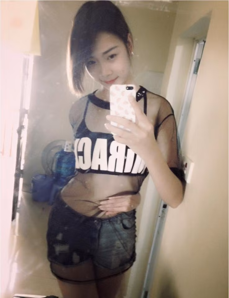 Theo chia sẻ của Facebooker đăng tải tấm hình này lên một fanpage nổi tiếng, cô gái chân dài này có chiều cao 1m90. Dân mạng từ đó đặt biệt danh cho cô và bắt đầu tò mò, tìm kiếm thông tin về cô nàng có chiều cao khủng này.