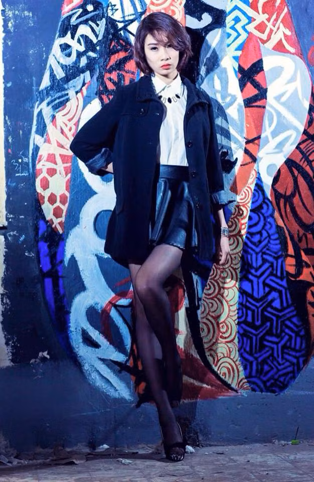 Theo tìm hiểu, cô gái “cao nhất Vịnh Bắc Bộ” tên thật là Bùi Thị Thảo Phương, sinh năm 1995, đang sinh sống và học tập tại Hà Nội. Bức ảnh gây sốt trên mạng là cảnh Thảo Phương chụp với hai người bạn của cô.