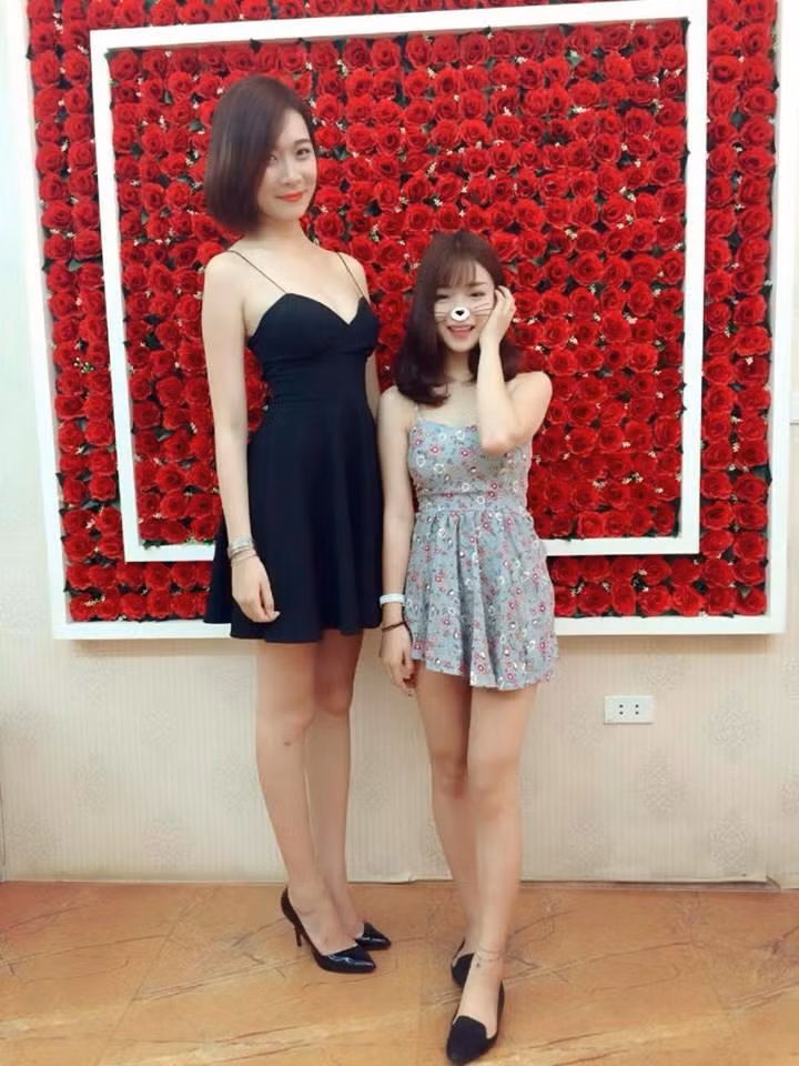 Cô gái tóc ngắn gây chú ý với dân mạng bằng chiều cao vượt trội và đôi chân dài của mình. Những người chụp ảnh cùng với cô dù là nam hay nữ cũng đều trông rất bé nhỏ. Thậm chí, một chàng trai trưởng thành cũng chỉ đứng tới cằm cô gái này khiến nhiều bạn trẻ phải kinh ngạc khi xem ảnh.