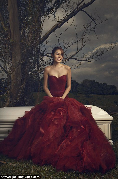 Chụp ảnh cưới với quan tài và khung cảnh u ám nhưng cô dâu, chú rể vẫn luôn nở nụ cười tươi. Thậm chí họ còn cùng nhau nằm vào trong quan tài để tạo dáng chụp ảnh. Ý nghĩa của bộ ảnh cưới trở thành một đề tài gây tranh cãi trên mạng xã hội Singapore.