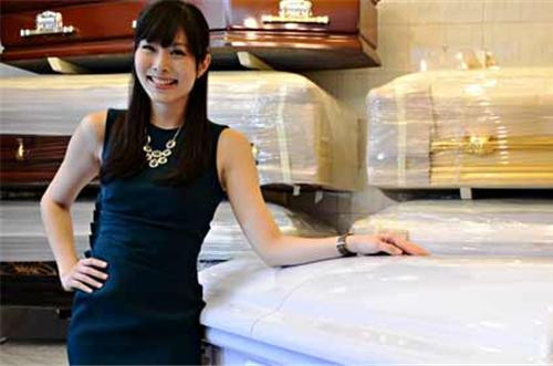 Tuy nhiên, vì suy nghĩ không muốn bị hiểu nhầm rằng bản thân thiếu tôn trọng người khác nên cô dâu và chú rể đã quyết định không bày bộ ảnh đặc biệt này trong lễ cưới sẽ tổ chức vào tháng 10 tới.