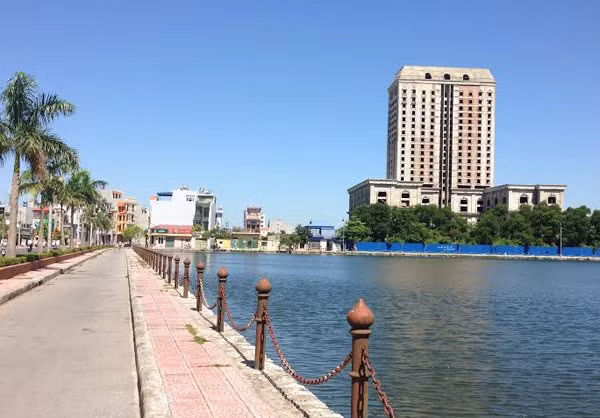 Theo quan sát, công trình đã hoàn thiện xong phần xây thô. Nhiều hạng mục đang thi công dang dở. Khuôn viên xung quanh dự án cỏ mọc đầy, người dân tận dụng làm nơi thả diều bán nước, chạy bộ hay đi vệ sinh.