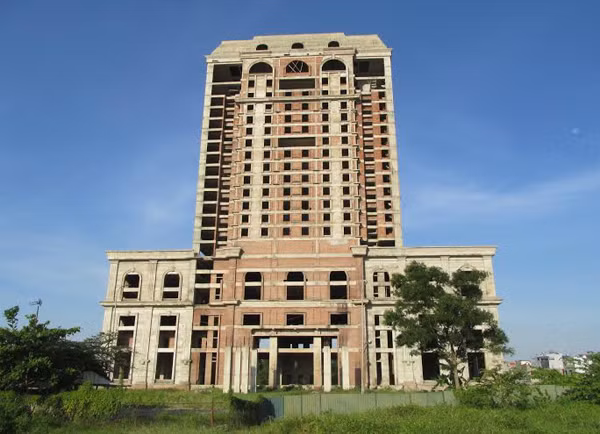 Dự án này được xây dựng trên diện tích 35.000 m2, với 216 phòng nghỉ và căn hộ cao cấp, khởi công vào năm 2005. Dự kiến sau khi hoàn thành năm 2012, tổ hợp này là khách sạn lớn nhất tại thành phố Nam Định. Mặc dù được khởi công từ 2005 và dự kiến đi vào hoạt động năm 2012 nhưng hiện nay tòa nhà vẫn bỏ hoang.