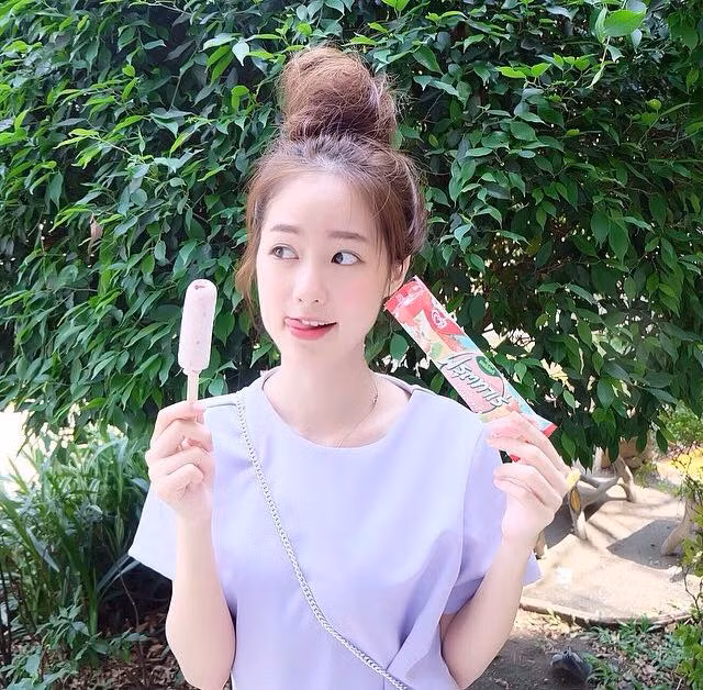 Cô nàng vốn có khuôn mặt rất xinh xắn, làn da trắng, miệng xinh, chúm chím cực kỳ dễ thương khi cười, nhai đồ ăn hoặc hút ống hút... Biết được lợi thế của bản thân, Pimtha thường chụp ảnh đồ ăn, chụp ảnh lúc đang ăn uống để khoe với bạn bè.