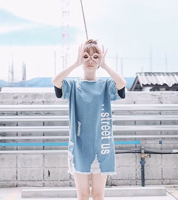 Bộ sưu tập đồ denim của Pimtha rất phong phú và đáng nể. Ngoài những chiếc quần jeans rách hầm hố, Pimta còn có vô số các kiểu chân váy trẻ trung hay áo sơ mi, áo khoác cá tính... Đặc điểm chung của chúng là đều có những đoạn rách, mài rất phá cách.