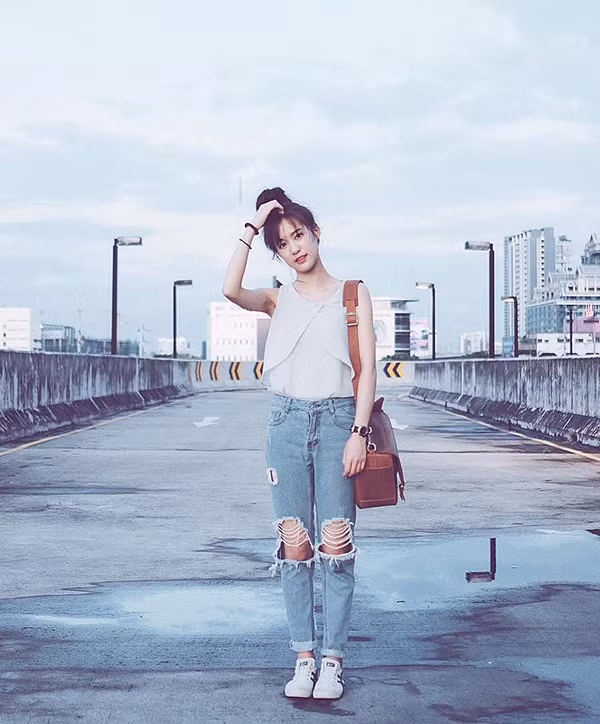 Là một cô gái trắng trẻo, xinh đẹp, có dáng người nhỏ nhắn nhưng Pimtha lại đặc biệt yêu thích và có đam mê sưu tầm những trang phục, quần áo denim rách tả tơi. Cô nàng sở hữu hàng trăm chiếc quần rách hầm hố và luôn tỏ ra tự tin khi diện chúng.