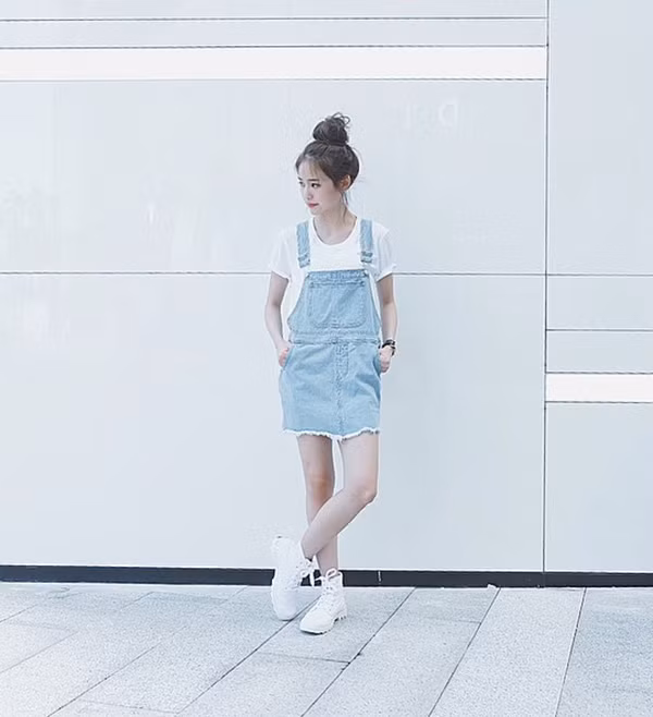 Phong cách ăn mặc tinh nghịch, nhiều sáng tạo, đối lập với vẻ trẻ con, hiền dịu của Pimtha khiến cô bạn "đẹp lạ" hơn rất nhiều. Giữa hàng loạt hot girl Thái Lan chạy theo phong cách gợi cảm, ăn mặc cầu kỳ như hiện tại, Pimtha giống như một "của lạ" và chính vì vậy lại có thêm nhiều fan yêu quý.