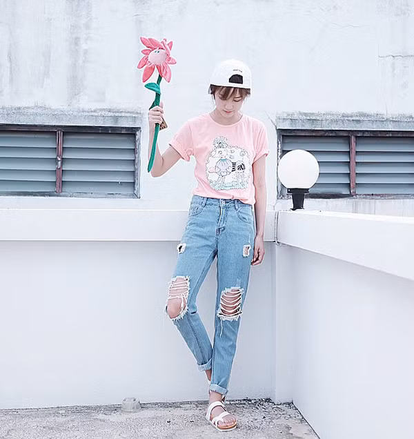 Pimtha, năm nay 19 tuổi là hot girl xinh đẹp, nổi tiếng nhất nhì tại Thái Lan. Cô nàng có hơn 1 triệu người theo dõi trên Instagram và các fan đã biết đến Pimtha với hình ảnh một hot girl tham ăn, một "thiên thần ăn uống" và một tín đồ thời trang có phong cách cực chuẩn.