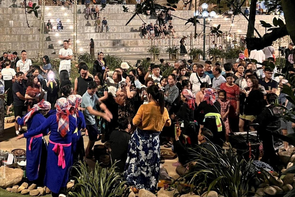 Chợ đêm ở các tỉnh miền núi phía Bắc - Hình 2 Cho dem o cac tinh mien nui phia Bac-Hinh-2