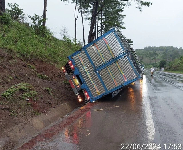 Đắk Lắk: Cảnh báo TNGT khi lưu thông trên đường Hồ Chí Minh mùa mưa Dak Lak: Canh bao TNGT khi luu thong tren duong Ho Chi Minh mua mua